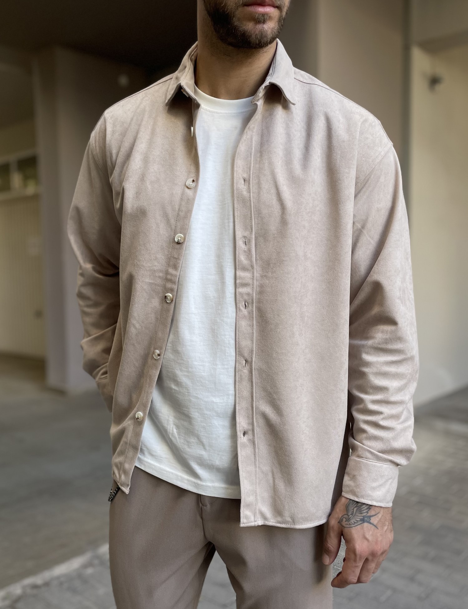 Ανδρικό μπεζ κοτλέ Overshirt με γιακά RMZ470B φωτογραφία